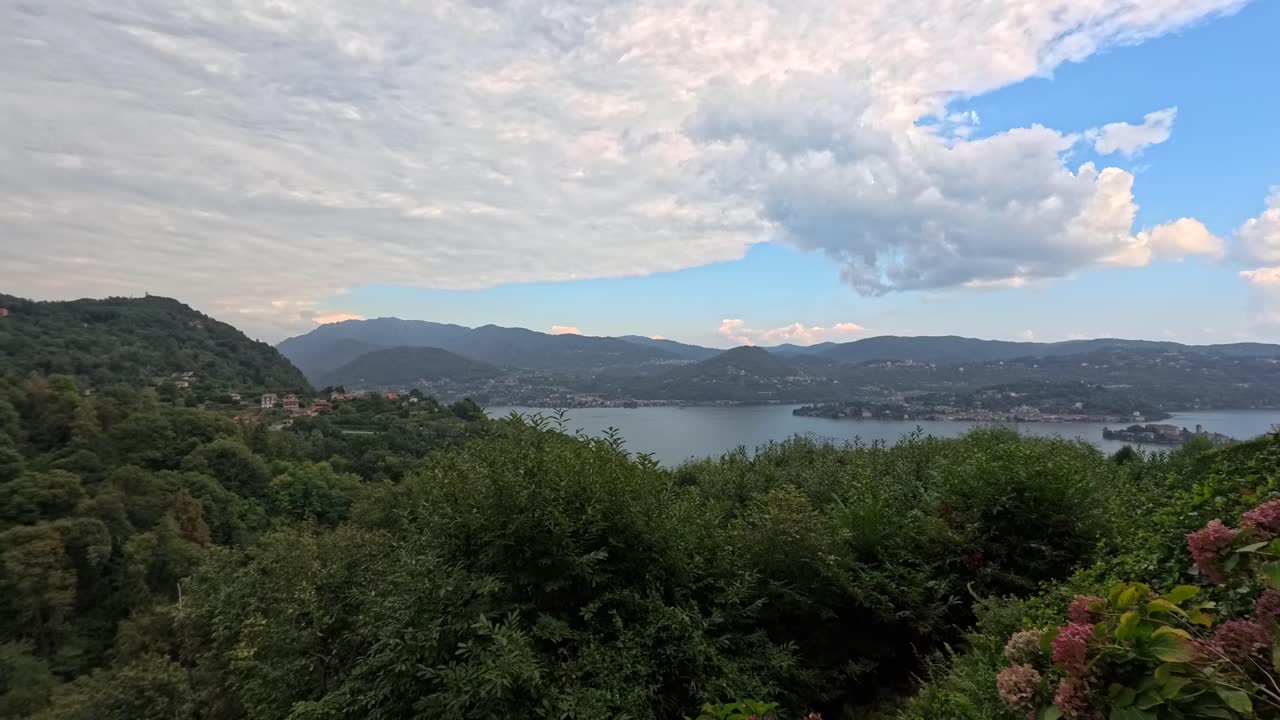 Pemandangan Danau dan Gunung yang Menakjubkan di Italia
