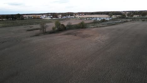 Eine-Tankstelle-Neben-Einem-Ackerland