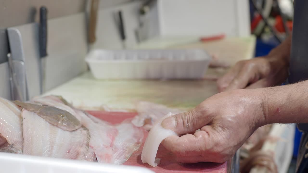시장 에서 신선 한 물고기 를 준비 하는 물고기 판매자