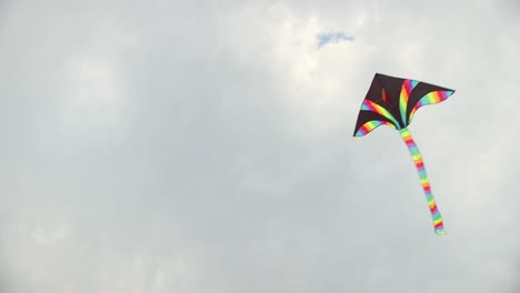 tiefwinkelansicht eines bunten drachenfliegens im blauen himmel