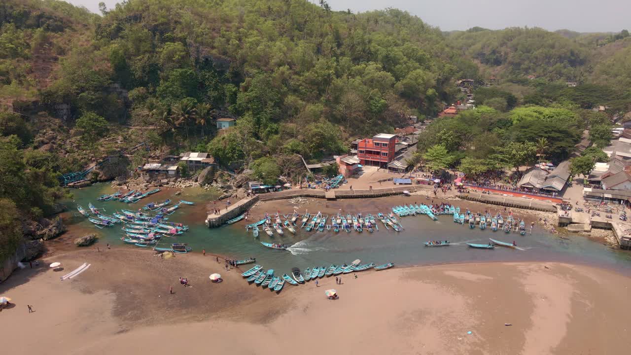 Veduta aerea a volo d'uccello della spiaggia di Baron a Yogyakarta, Indonesia, ripresa orbitale