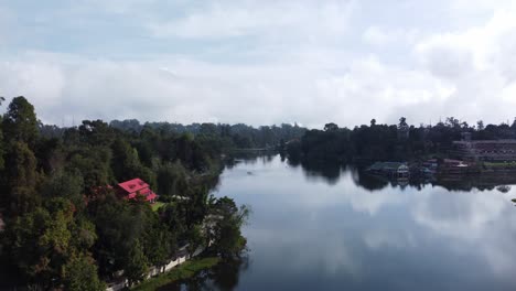 tomada de un avión no tripulado que revela la ciudad montañosa de kodaikanal y el lago kodai en las colinas de palani que rodean los bosques, tamil nadu, india