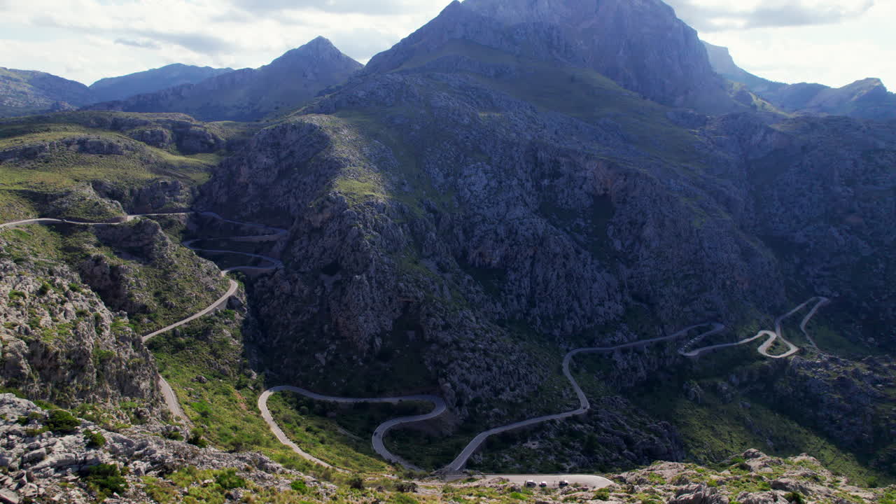 volando sobre un camino ventoso en la serra de tramuntana, mallorca
