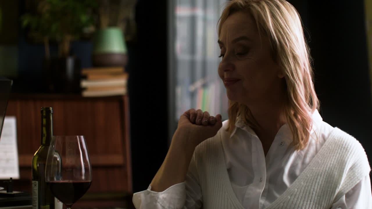 집에서 체스를 두는 커플