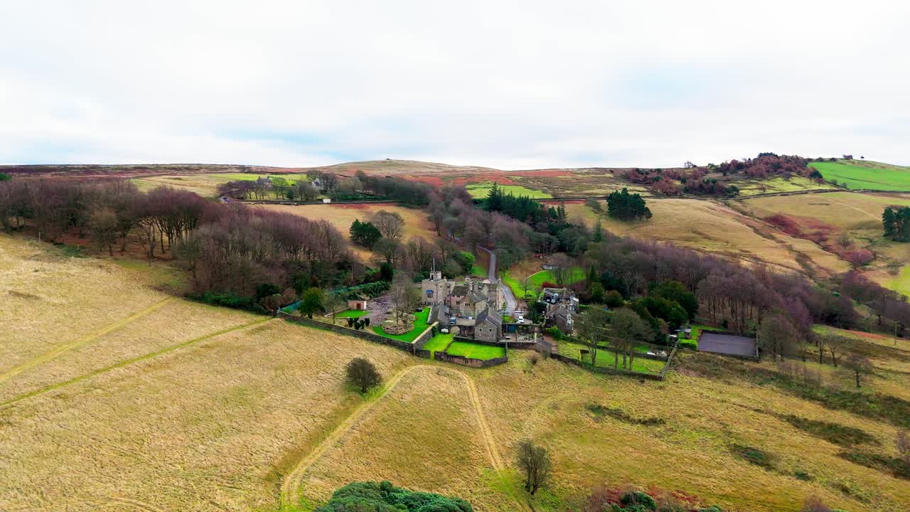 오래된 버려진 성, 기념비, 폐기된 돌탑, 사람들이 돌아다니고 드론을 날리는