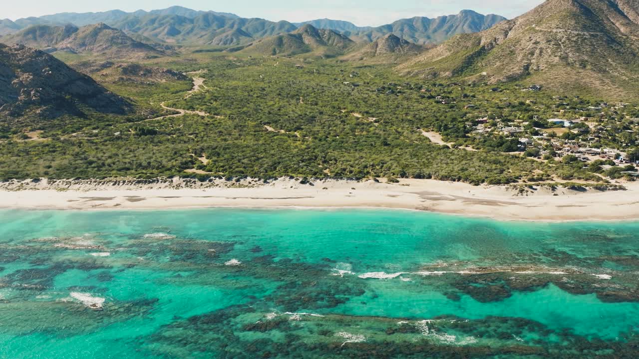 Plano secuencia deslizante de la magnífica bahía en el océano azul, México, Baja California