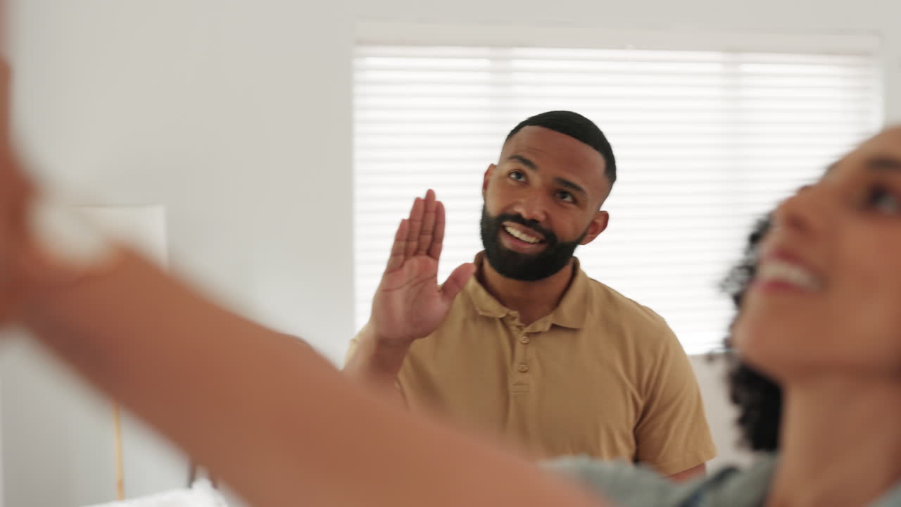 ayuda, decorar y pareja con marco de imágenes