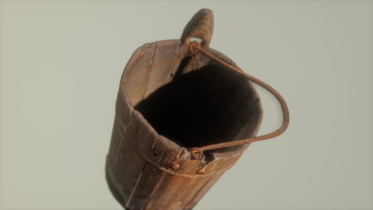 viejo cubo de madera oxidado usado