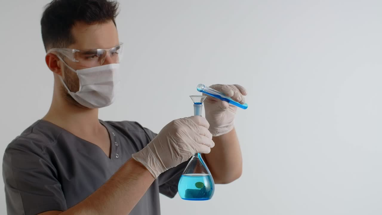 화학 실험을 하는 과학자