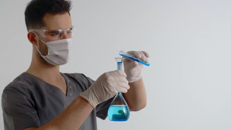 científico realizando un experimento químico