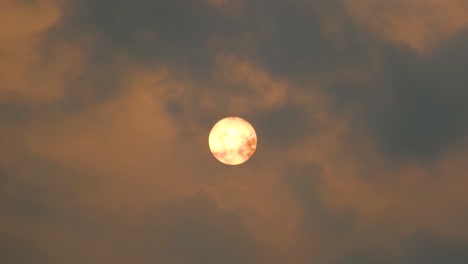 luna llena de fresa con nubes que se mueven rápidamente pasando por el cielo nocturno nublado