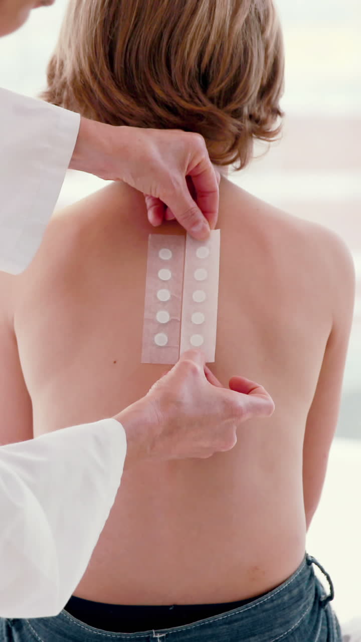 médico pegando un parche de prueba en su paciente