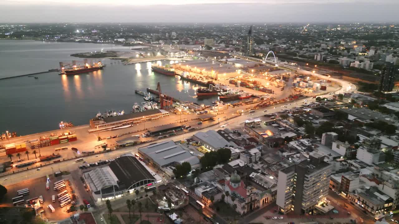 avión no tripulado sobre el horizonte de montevideo uruguay paisaje urbano iluminado por la noche con crucero en el puerto comercial imágenes aéreas distrito metropolitano ocupado