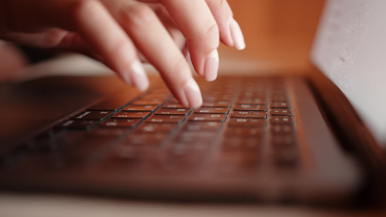 mujer escribiendo en una computadora portátil