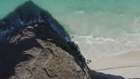 De-Arriba-Hacia-Abajo-Desde-La-Vista-De-Pájaro-De-Drones-De-La-Playa-De-Tecolote,-México