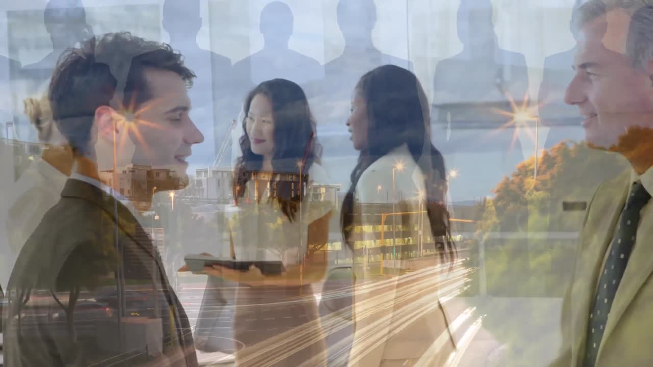 두 명의 백인 사업가들이 밤의 도시 교통에 맞서 사무실에서 손을 흔들고 있는 디지털 구성