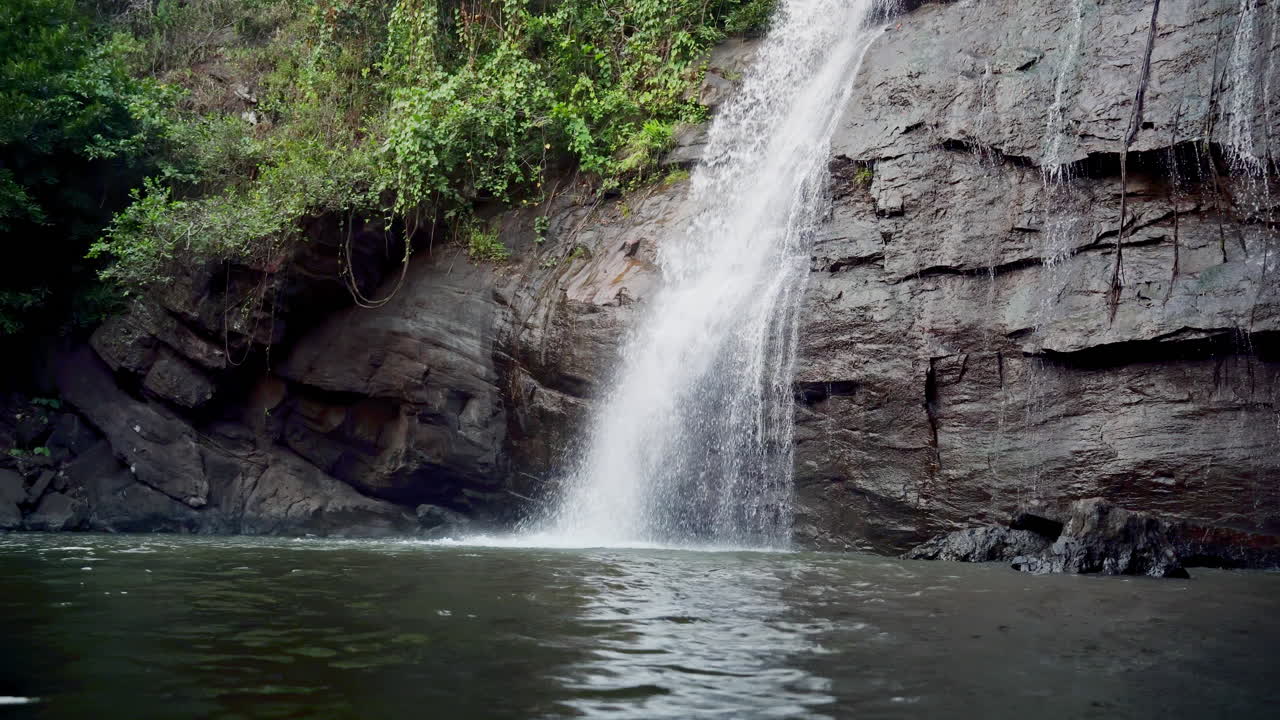 catarata ubicada en odisha, india