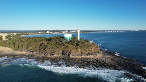 icónico punto de referencia costero faro de point cartwright en queensland, australia