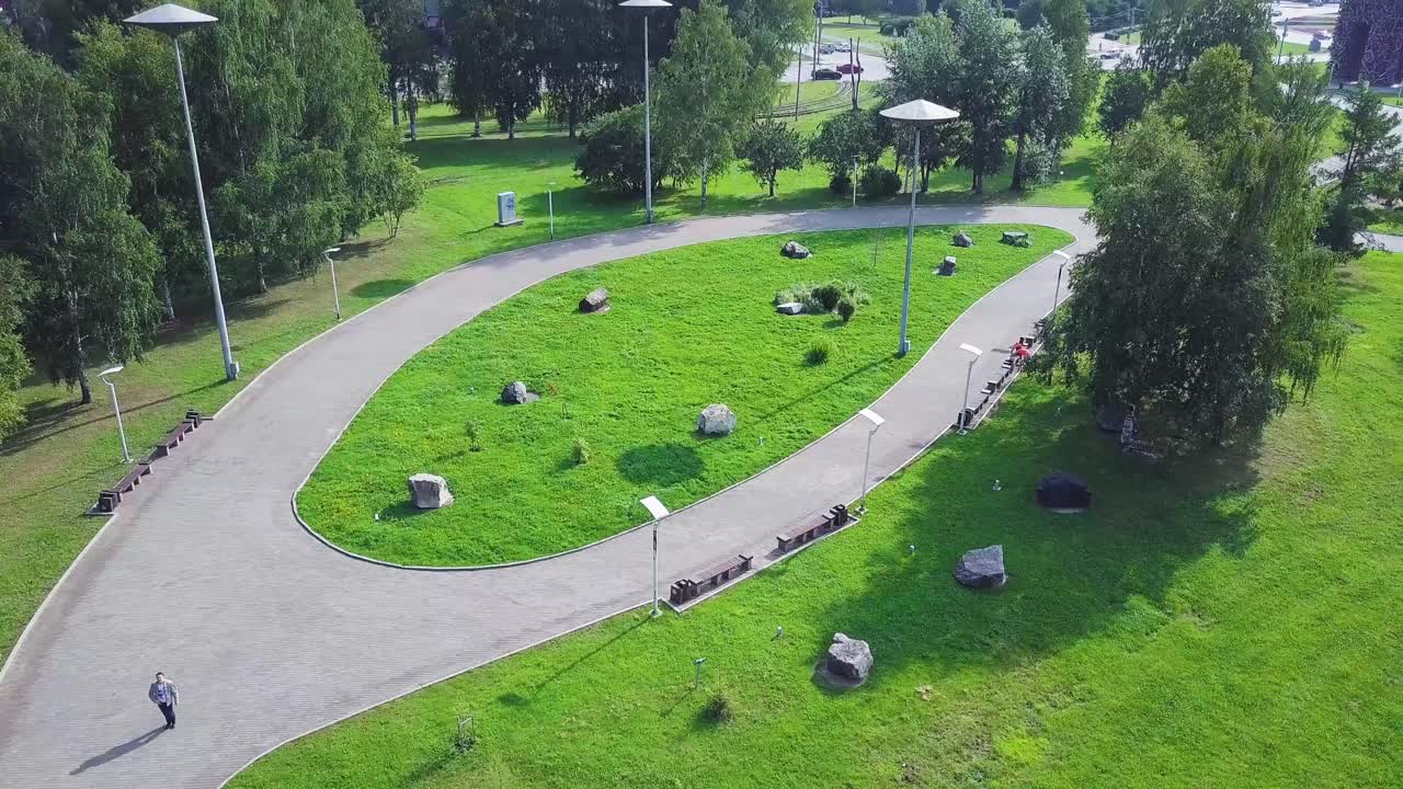 parque con sendero y rocas