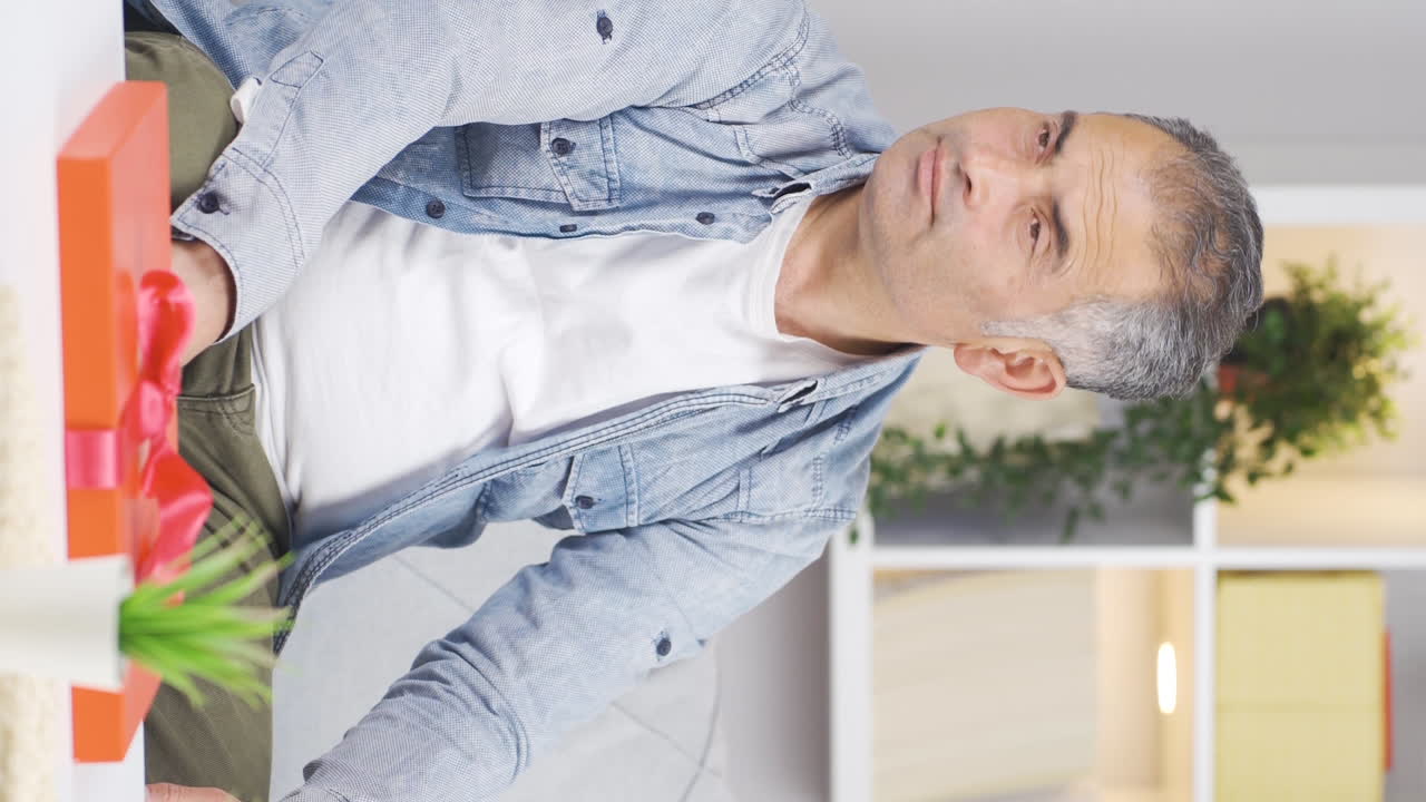 Video verticale: L'uomo dispiaciuto che nessuno sia venuto.