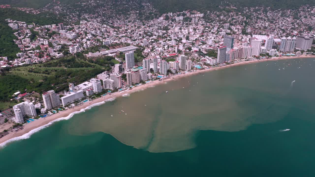 vista aérea de drones de la hermosa costa de la ciudad de méxico en el día, océano azul