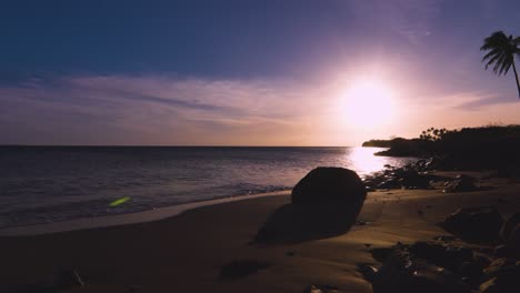 hermoso lapso de tiempo de la puesta del sol de la playa de maui