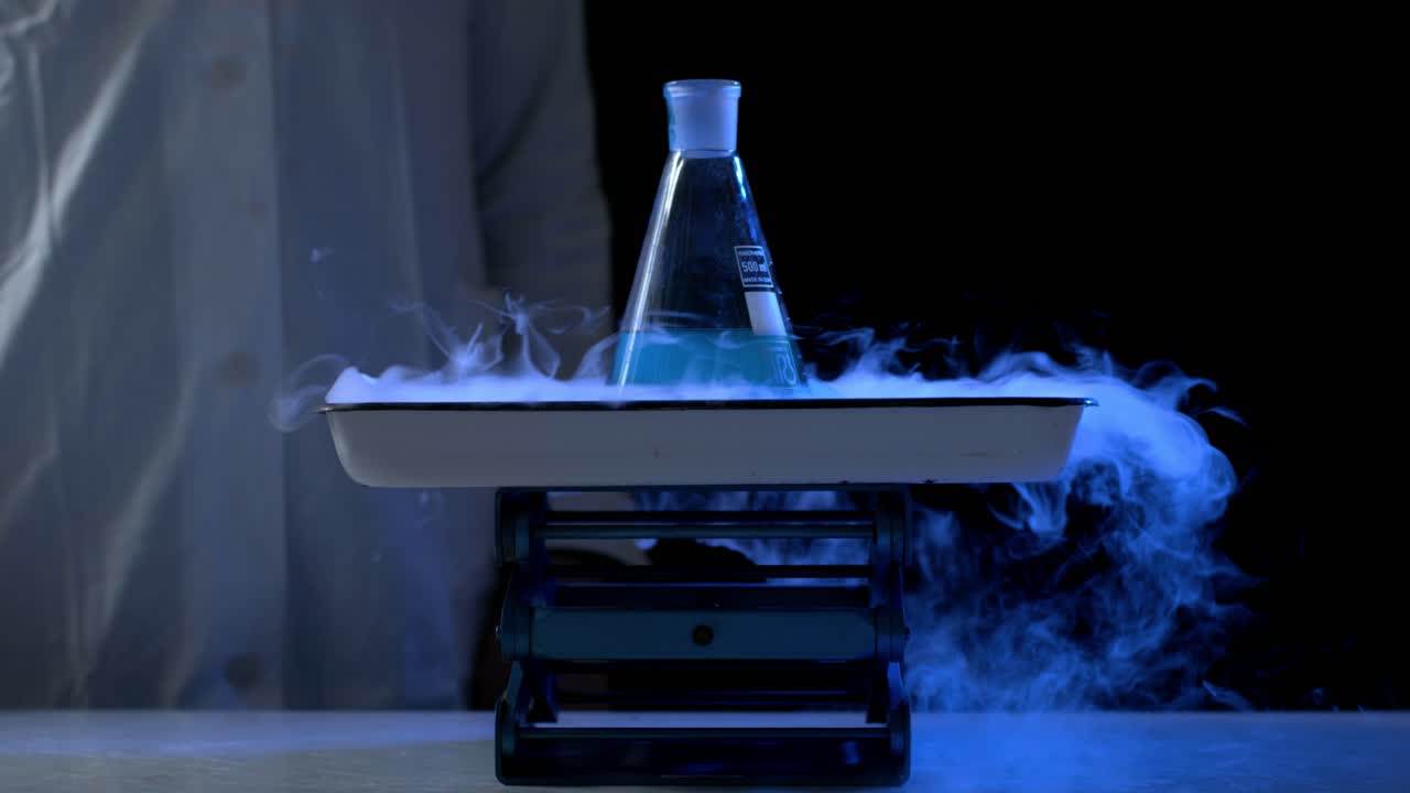 experimento científico con frasco y hielo seco