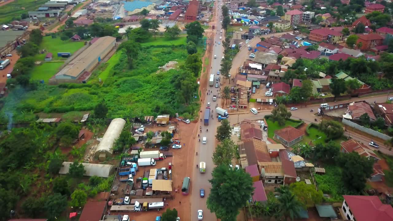 vehículos que conducen en la zona industrial de la carretera de circunvalación en kampala, uganda