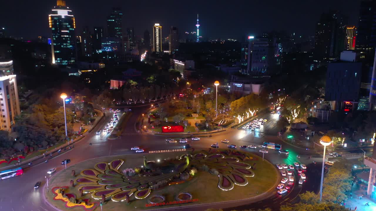 noche iluminado centro de la ciudad de nanjing tráfico calle círculo torre de televisión panorama aéreo 4k china