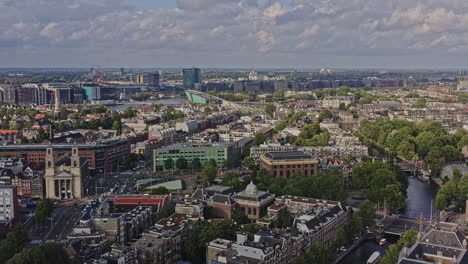 Amsterdam-Países-Bajos-Antena-V36-Volando-A-Través-De-Los-Barrios-De-Jodenbuurt-Y-Nieuwmarkt-En-Lastage-Hacia-El-Museo-De-Ciencia-Nemo-Capturando-El-Populoso-Paisaje-Urbano-Del-Centro---Agosto-De-2021