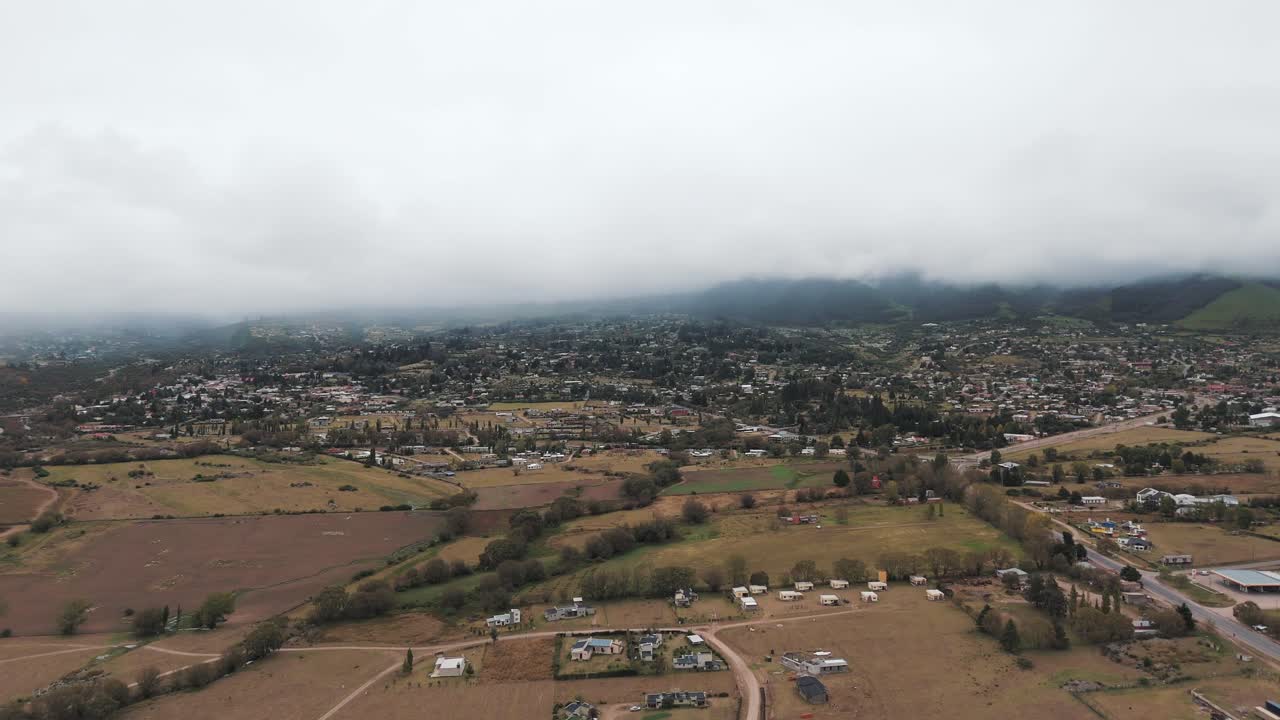 majestuosa vista aérea sobre la ciudad de tafí del valle con el paisaje montañoso nublado en tucumán, argentina