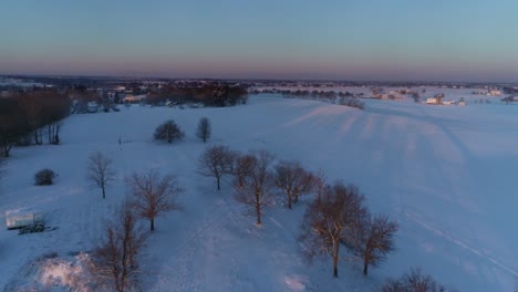 vista aérea del amanecer temprano en la mañana después de una caída de nieve en el campo amish como senn por s drone