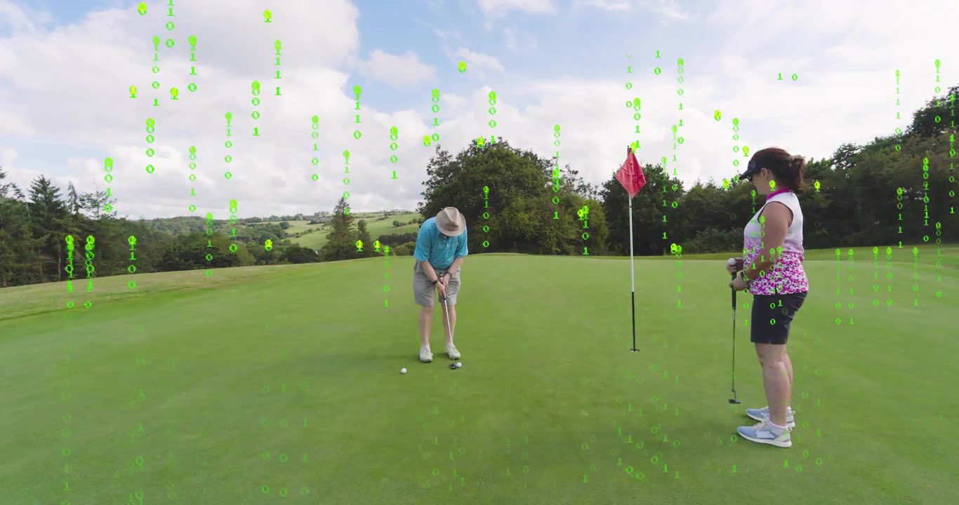 Golfista anziano che allinea la pallina da golf sul green, avviando una sovrapposizione sportiva con linea di percorso e grafico della pendenza.