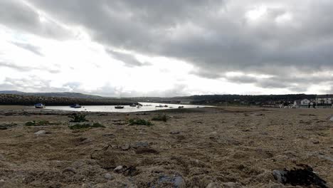 Bewölkte-Stürmische-Wolken-Im-Zeitraffer,-Die-über-Dem-Sandstrand-Der-Britischen-Küstenstadt-Ziehen