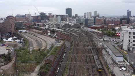 tren de seguimiento de tiro de drones cerca de la estación de manchester piccadilly 04