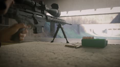 tomando un tiro con un rifle de francotirador en el campo de tiro