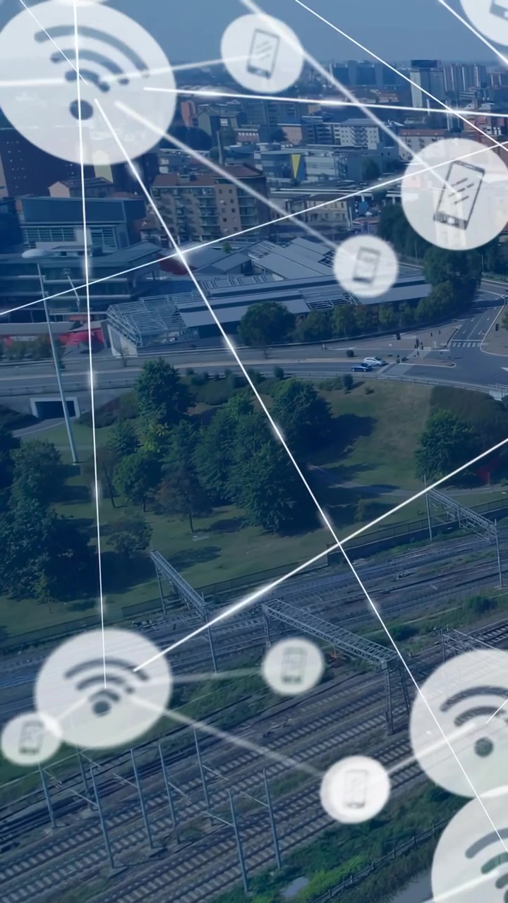 Video verticale: Linee diagonali che creano una sovrapposizione di rete scintillante sopra i binari del treno, mappando nodi Wi-Fi urbani.