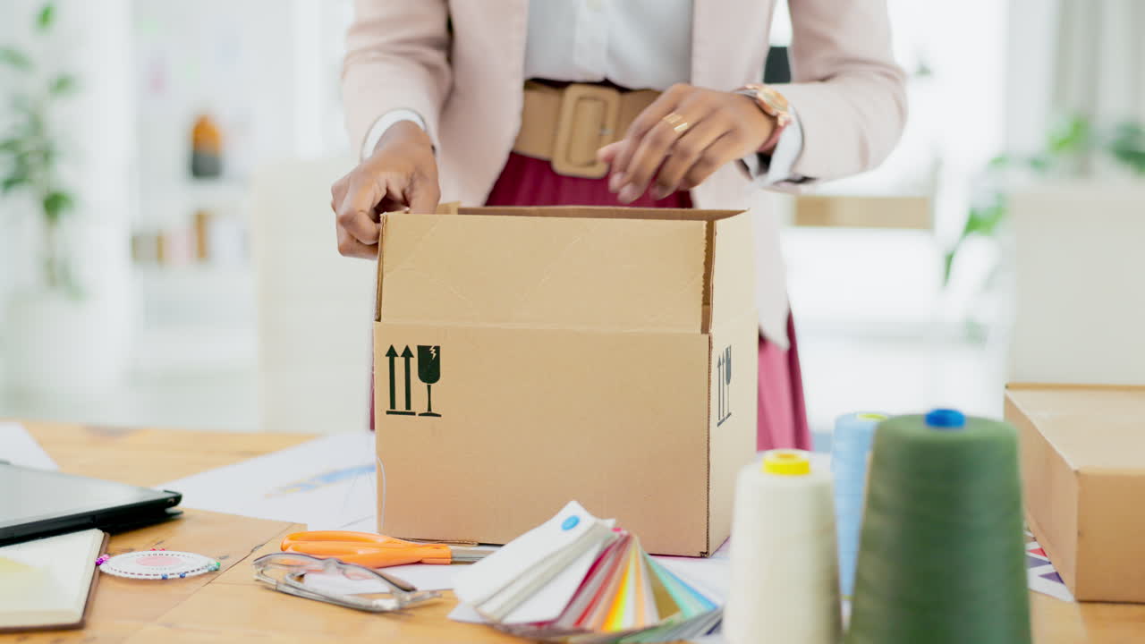 mujer, manos y caja en la moda para el envío