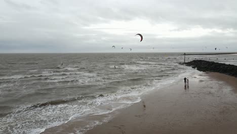 Kitesurfer-Clacton-On-Sea-Essex-Luftaufnahmen-4k