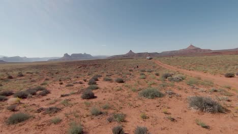 FPV-Flugzeugbetreiber-Hat-Spaß-Daran,-Seine-Drohne-Mit-Dem-Red-Rock-Desert-Tower-Im-Hintergrund-Zu-Steuern