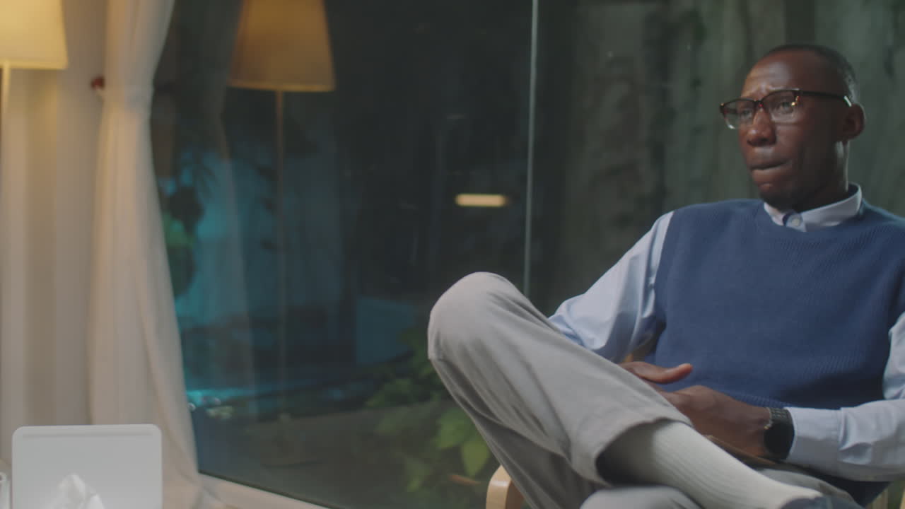 Uomo che discute con il terapista durante una seduta di consulenza