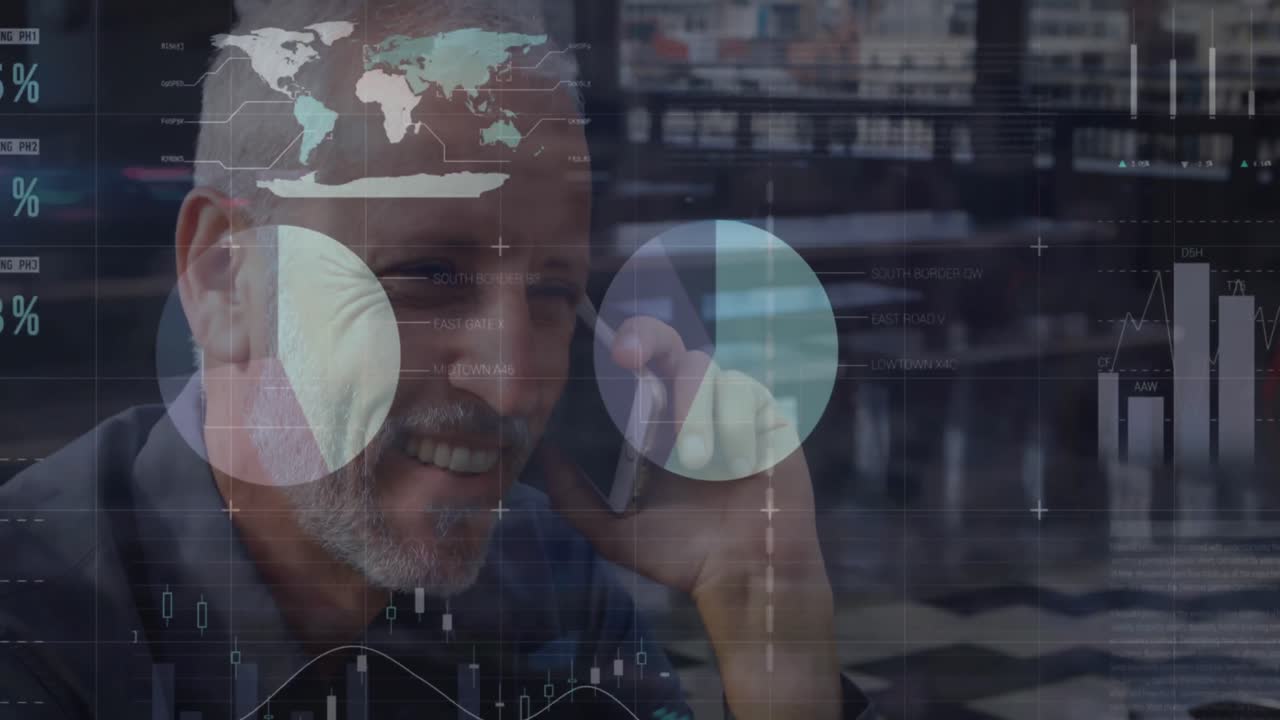 animación de la interfaz infográfica sobre un anciano caucásico sonriente hablando con un teléfono inteligente en los cafés