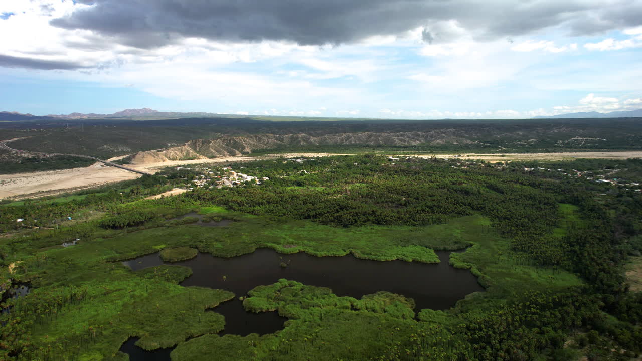 tiro de drone ascendente de una ciudad dentro de un oasis en baja california sur cerca de los cabos méxico