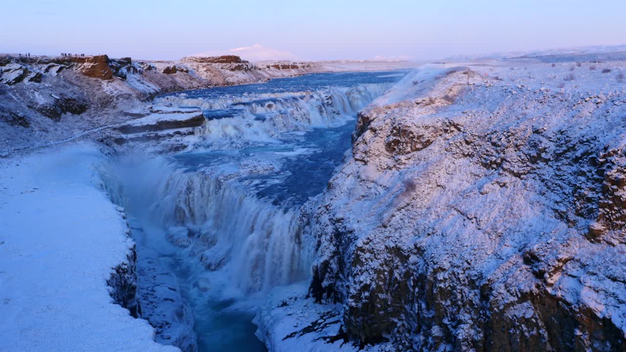 아이슬란드의 얼어붙은 골포스 폭포와 야생 강의 공중 사진