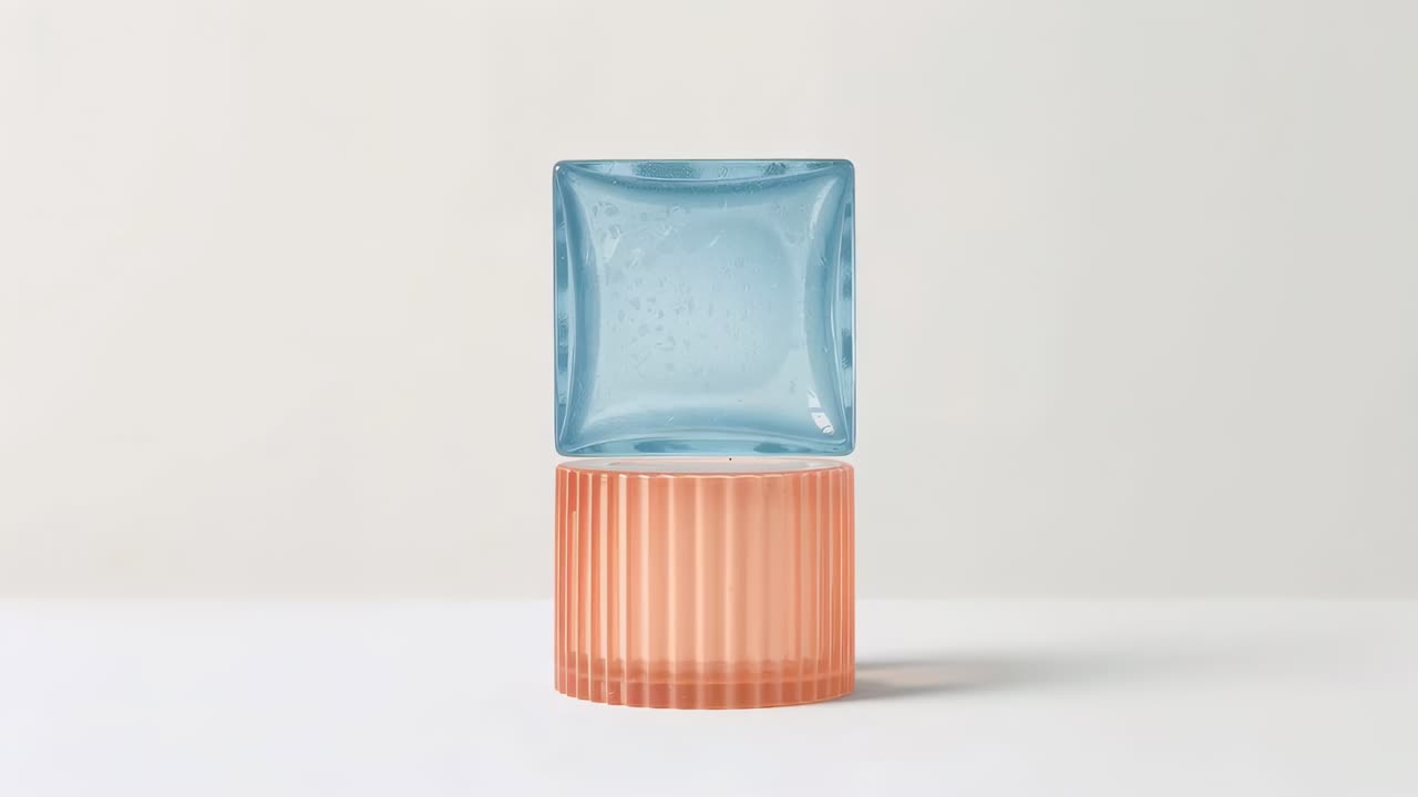 Dopo il micro-shift, blocco blu inclinato a destra su base arancione a coste su scrivania bianca, con proiezione di ombre