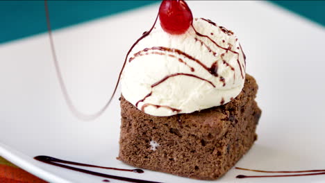 helado de vainilla y brownie