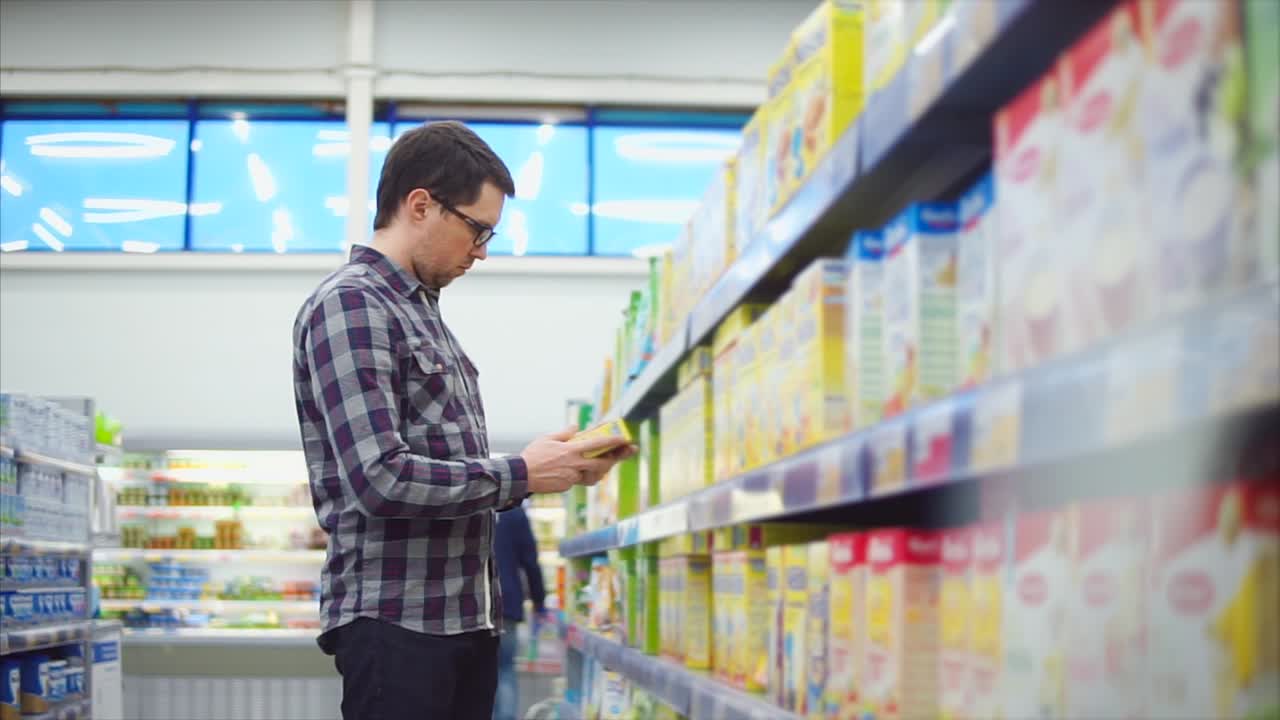 hombre comprando cereales en una tienda de comestibles