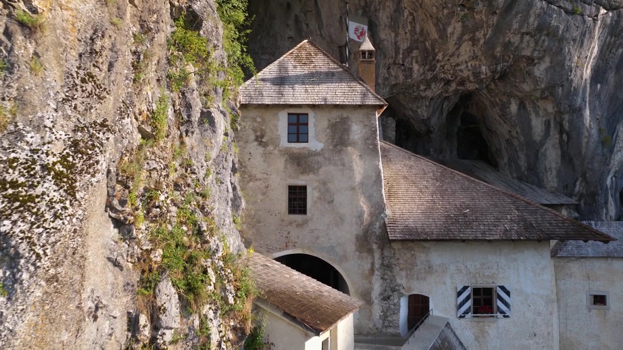Antico Castello di Predjama in Slovenia - ripresa con drone
