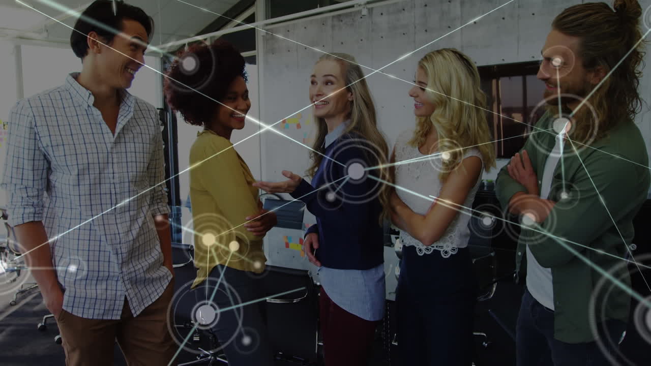 사무실에서 함께 토론하는 다양한 동료들의 팀을 통한 연결 네트워크의 활성화