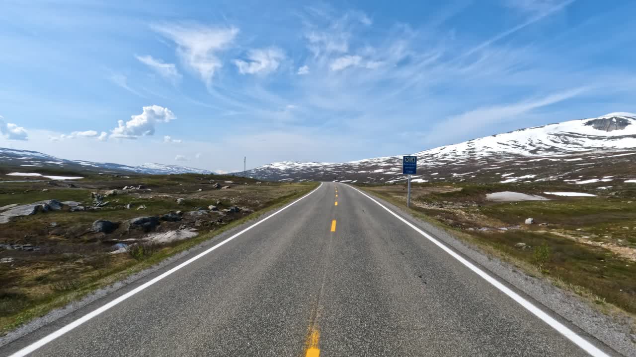 노르웨이의 도로에서 새벽에 자동차를 운전하는 것.